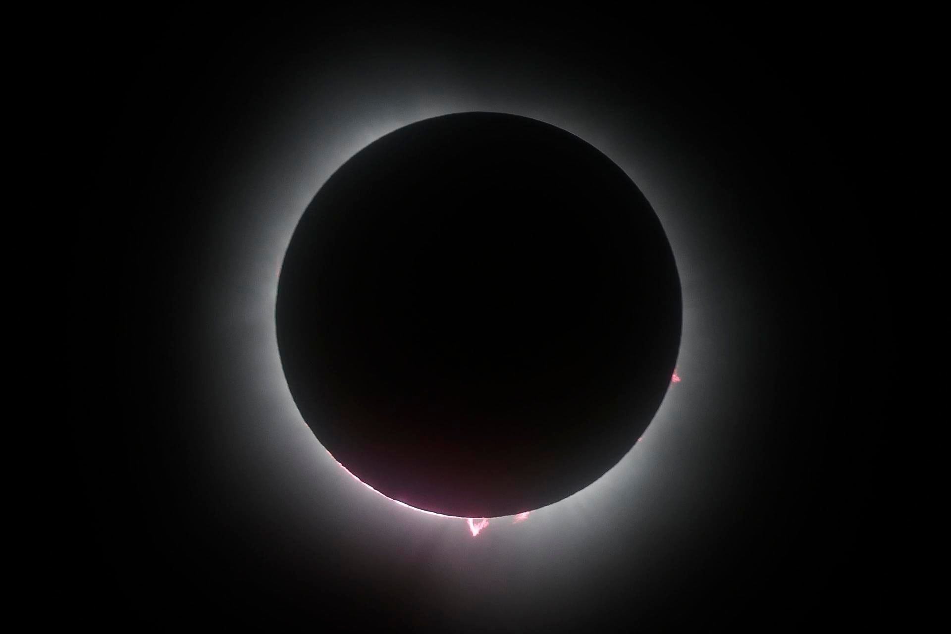 Las imágenes más impactantes del eclipse solar que se apreció en todo su esplendor en Norteamérica. EFE