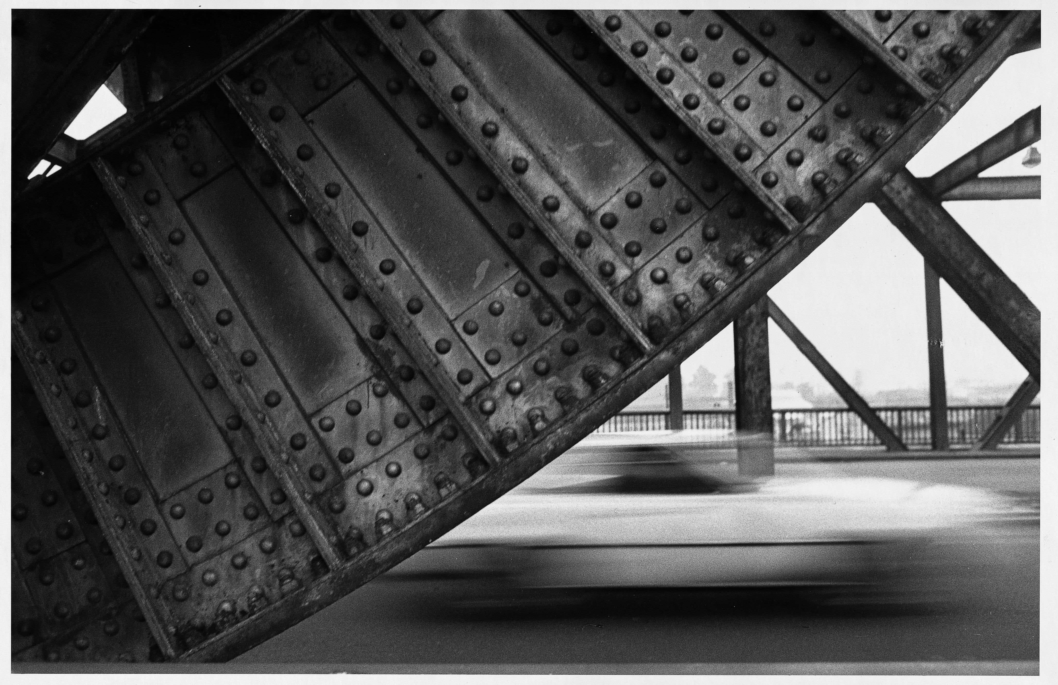 "Puente Alsina, 1992", una de las fotos que se exhiben en "Metrópolis" (El retrato de Adriana que se incluye en esta edición de "Metrópolis" (Gentileza: Ediciones Larivière)