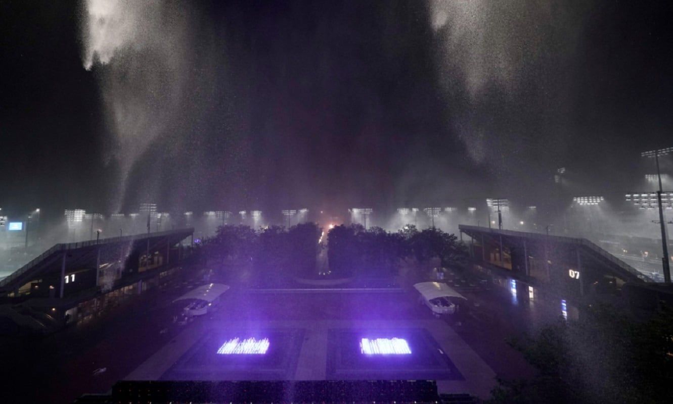 El Arthur Ashe Stadium, donde se disputaba el US Open, azotado por la lluvia - AP
