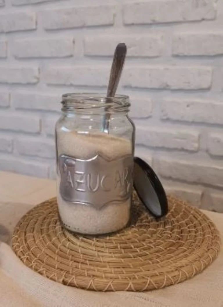 Este diseño le da un toque personal a tu mesa y reutiliza materiales de manera creativa.