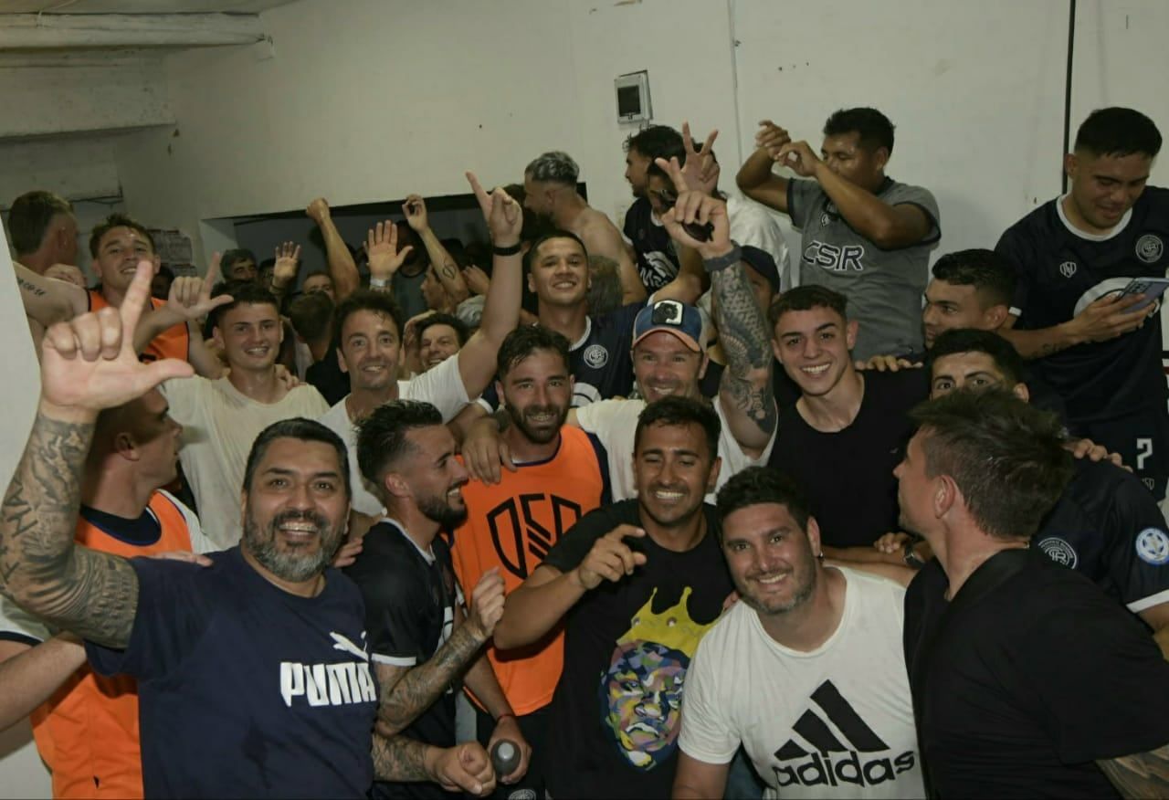El vestuario azul fue una verdadera fiesta. / Orlando Pelichotti.