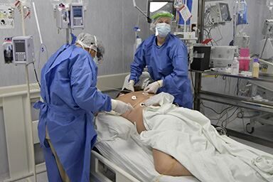 Personal de la Salud trabaja dentro de la Unidad de Terapia Intensiva del Sector Covid en el Hospital Central. Foto. Orlando Pelichotti