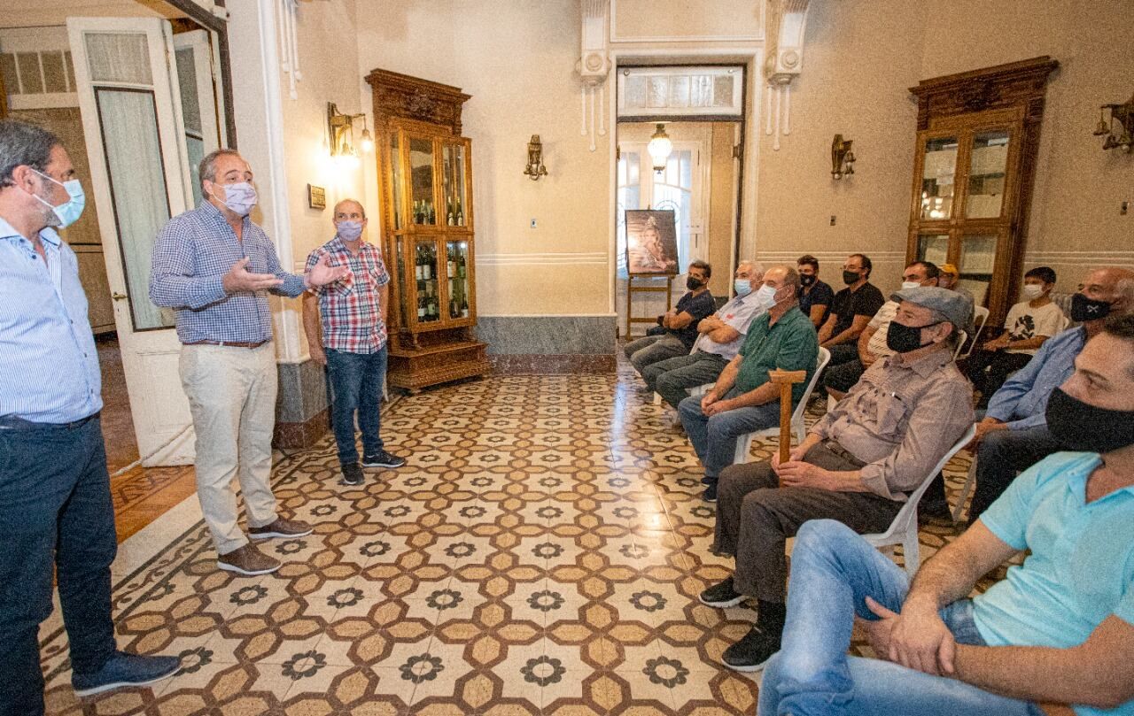 El intendente Matías Stevanato entregó malla antigranizo y material para riego intrafinca en Maipú, acompañado por Martín Hinojosa, Presidente del INV