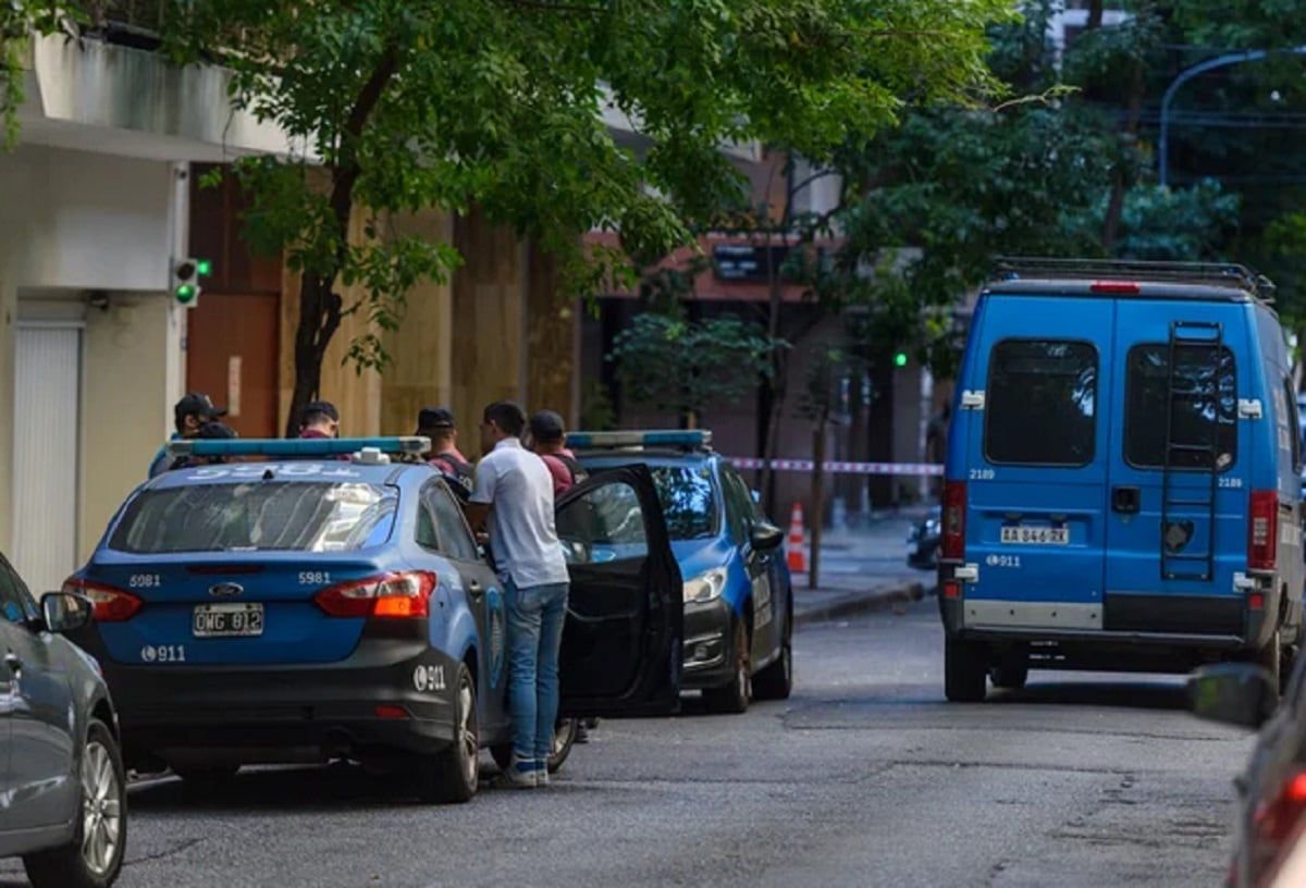 Sucre al 1.900. La Policía de la Ciudad trabaja en la calle donde murió Gustavo Martínez. Gentileza / Infobae