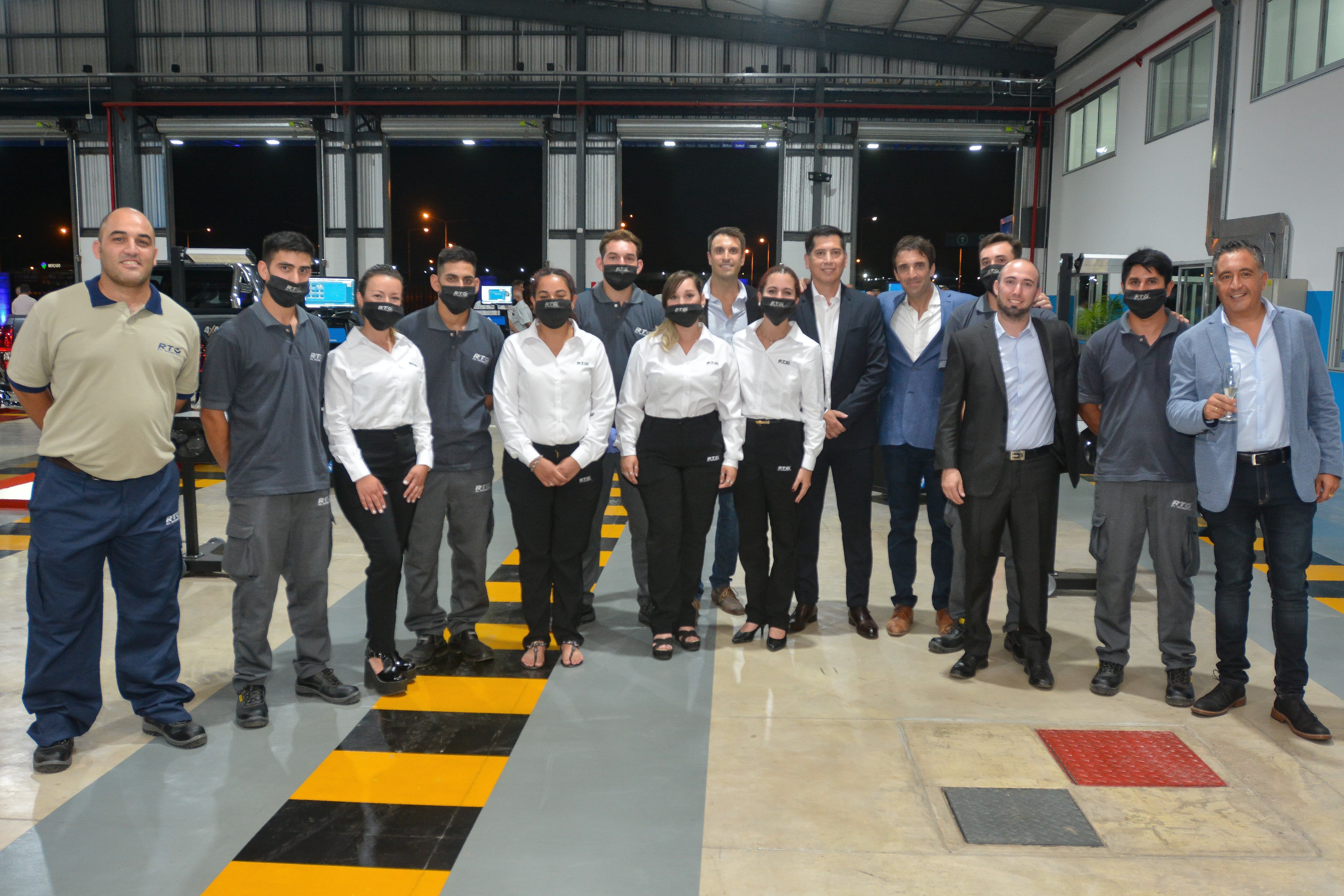 Todo el equipo de trabajo de RTO ALMOMENTO presente en la inauguración -