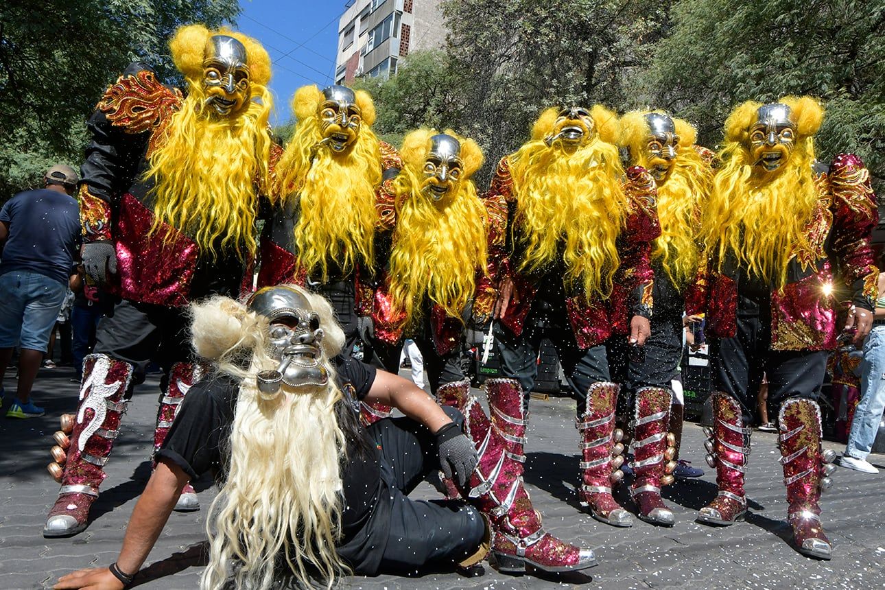 Vendimia 2023   Carrusel de las Reinas   La gente colmó  las calles céntricas de Mendoza para celebrar junto a las 18 reinas y distintas agrupaciones culturales y sociales, que reflejan el espíritu local.   Foto: Orlando Pelichotti