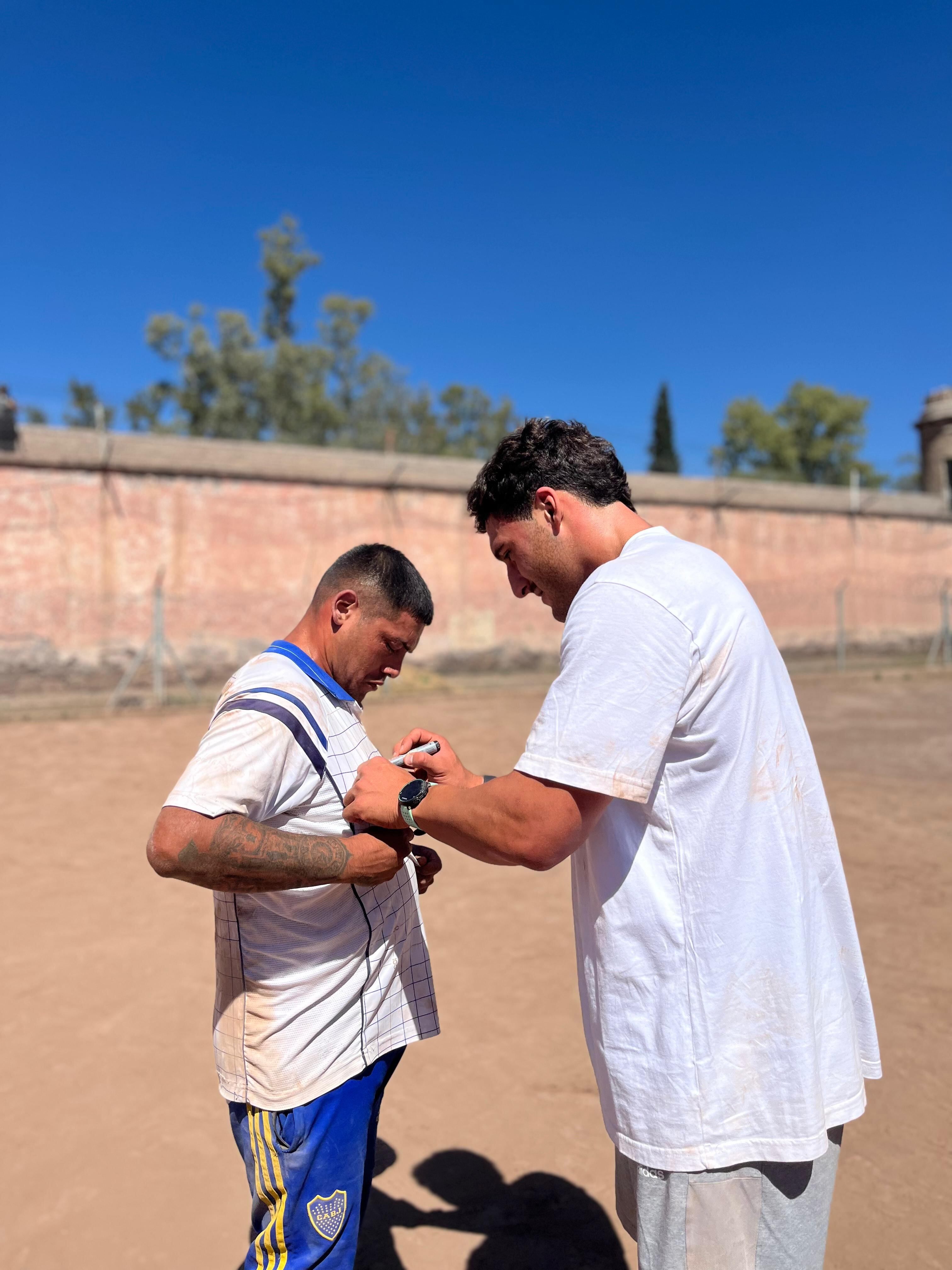 Rodrigo Isgro con Los Caciques