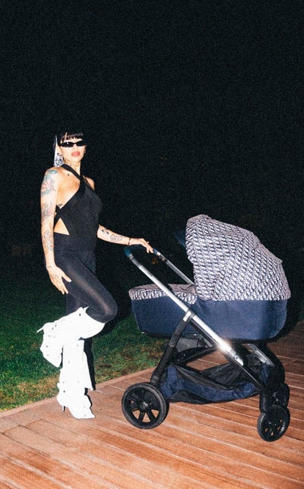 Cazzu paseando en el cochecito a su bebé.