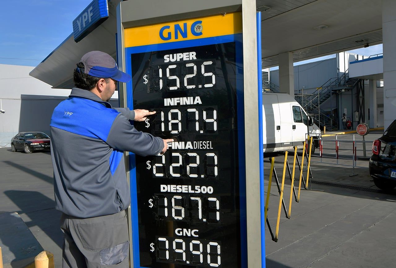 Precios YPF - Foto: Orlando Pelichotti / Los Andes