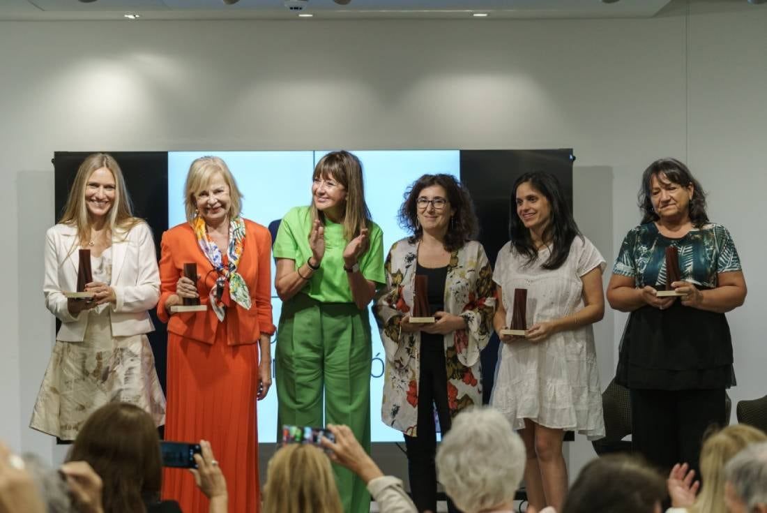 Laffont junto a Ricagno y el resto de las mujeres premiadas.
