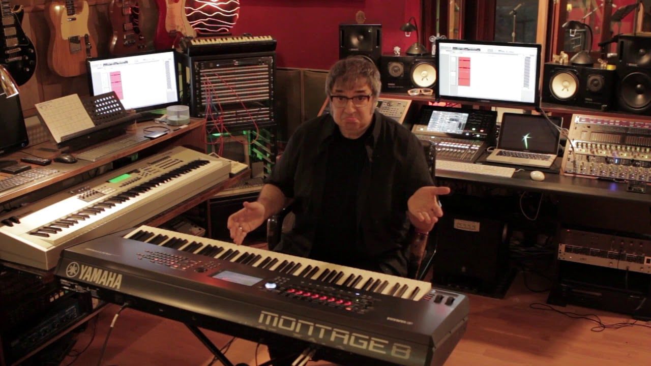 El músico, compositor y productor desde su estudio engrana cada capítulo del ciclo, con el que volvió a la televisión.