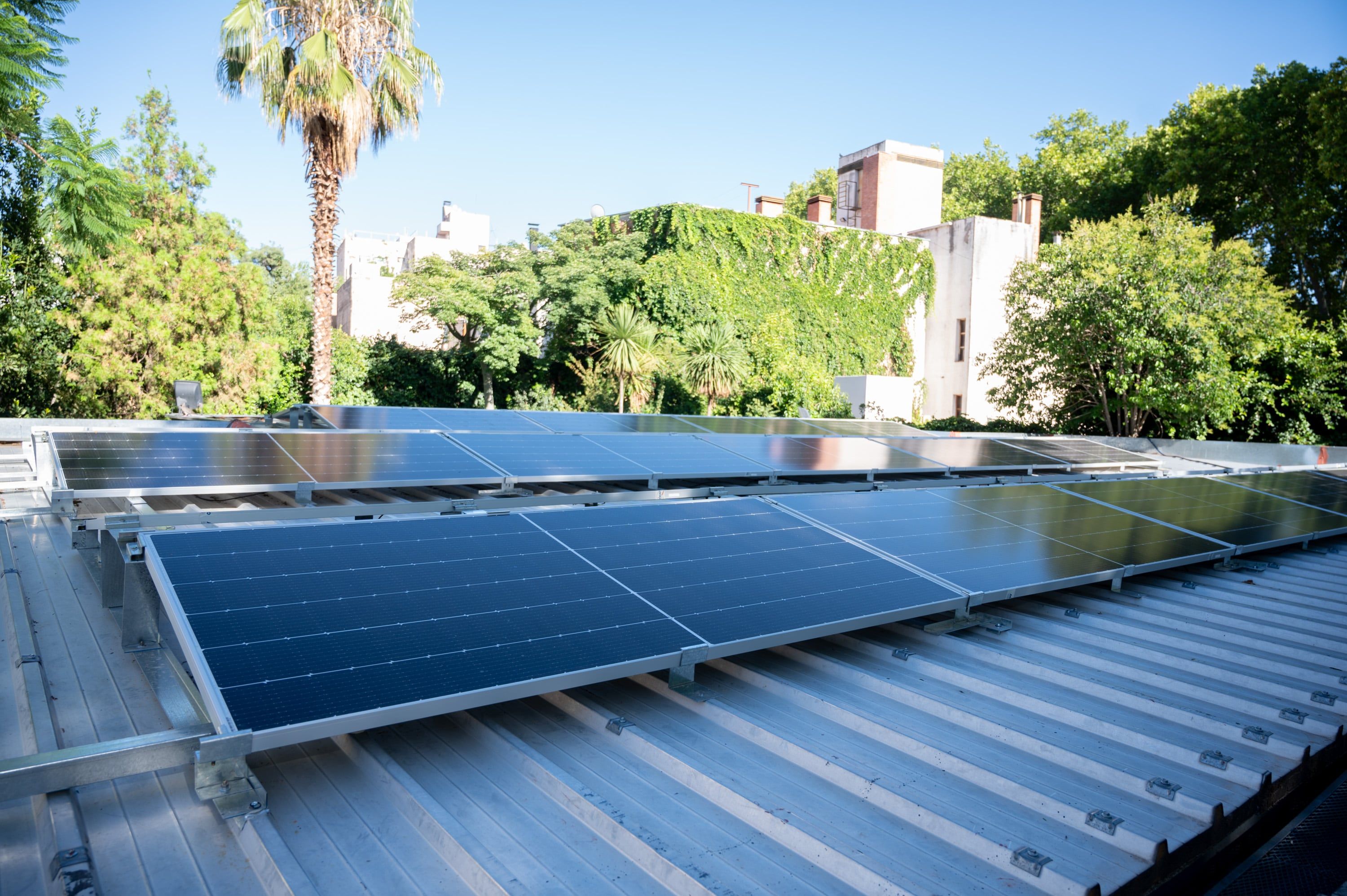 esta tecnología fotovoltaica le permite generar el 30% de su consumo energético.