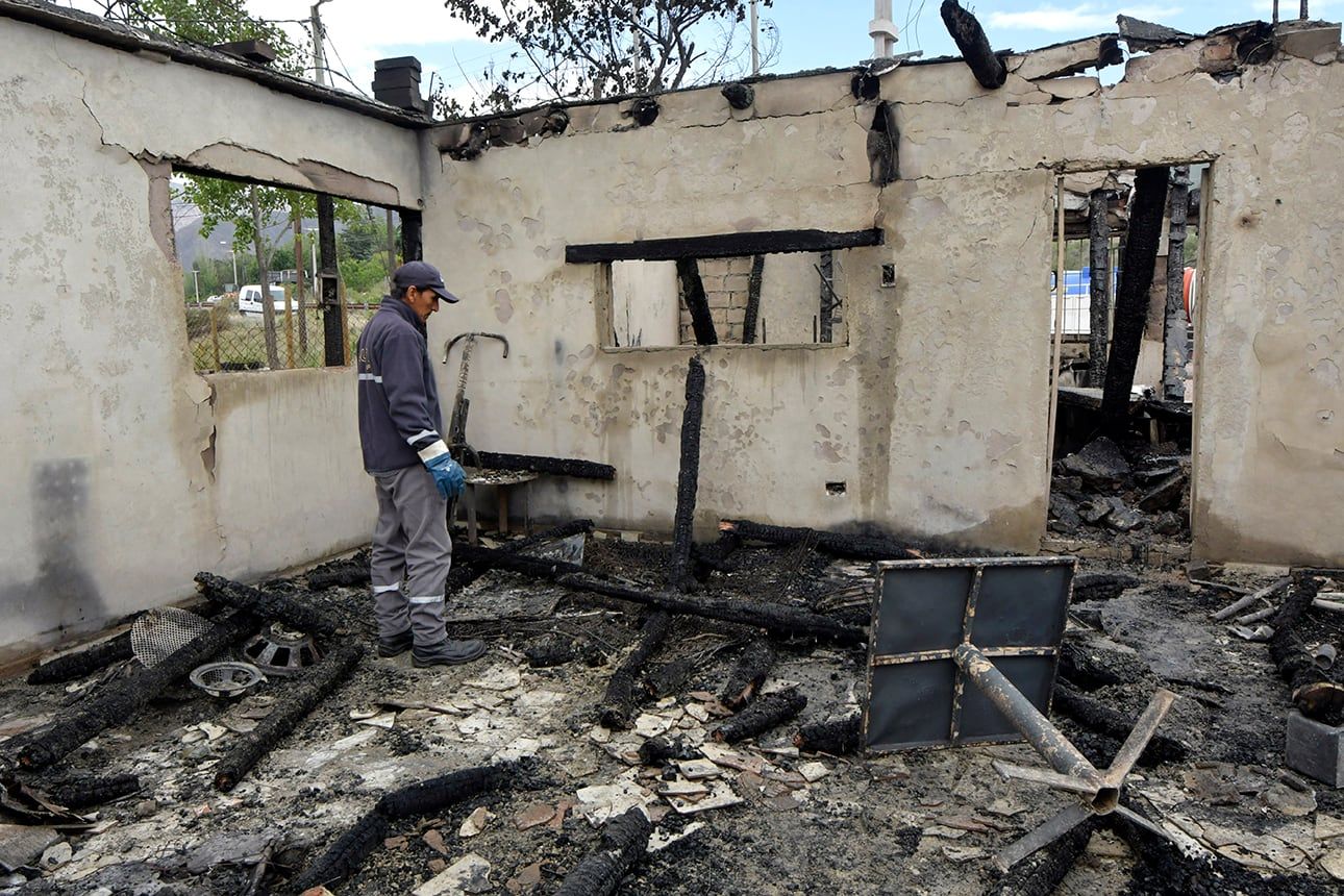 fin de semana crítico y catastrófico -con el viento Zonda se propagaron distintos focos de incendio que consumieron a unas 2.500 hectáreas en el piedemonte de Luján de CuyoCabaña y kiosco incendiado en Portal SuizoFoto: Orlando Pelichotti