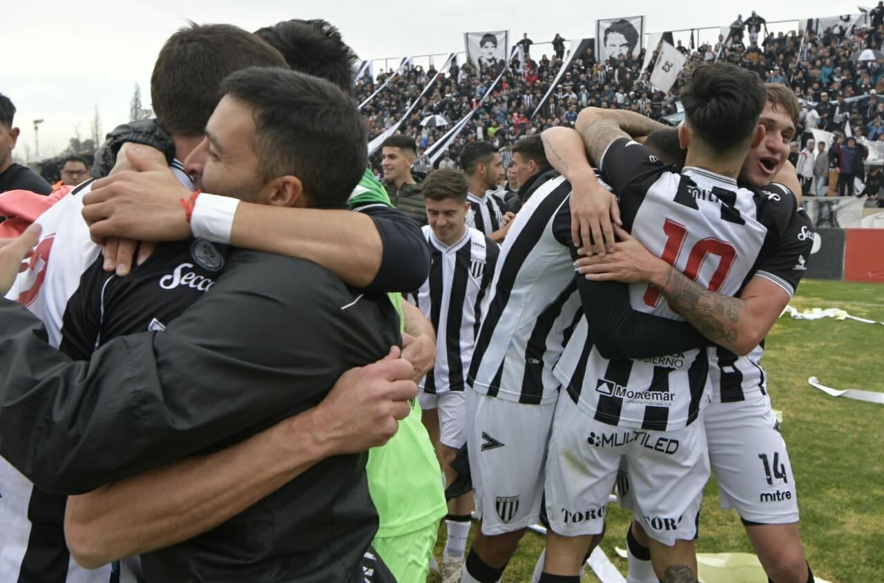 Festejo Blanquinegro en el clásico. / Orlando Pelichotti