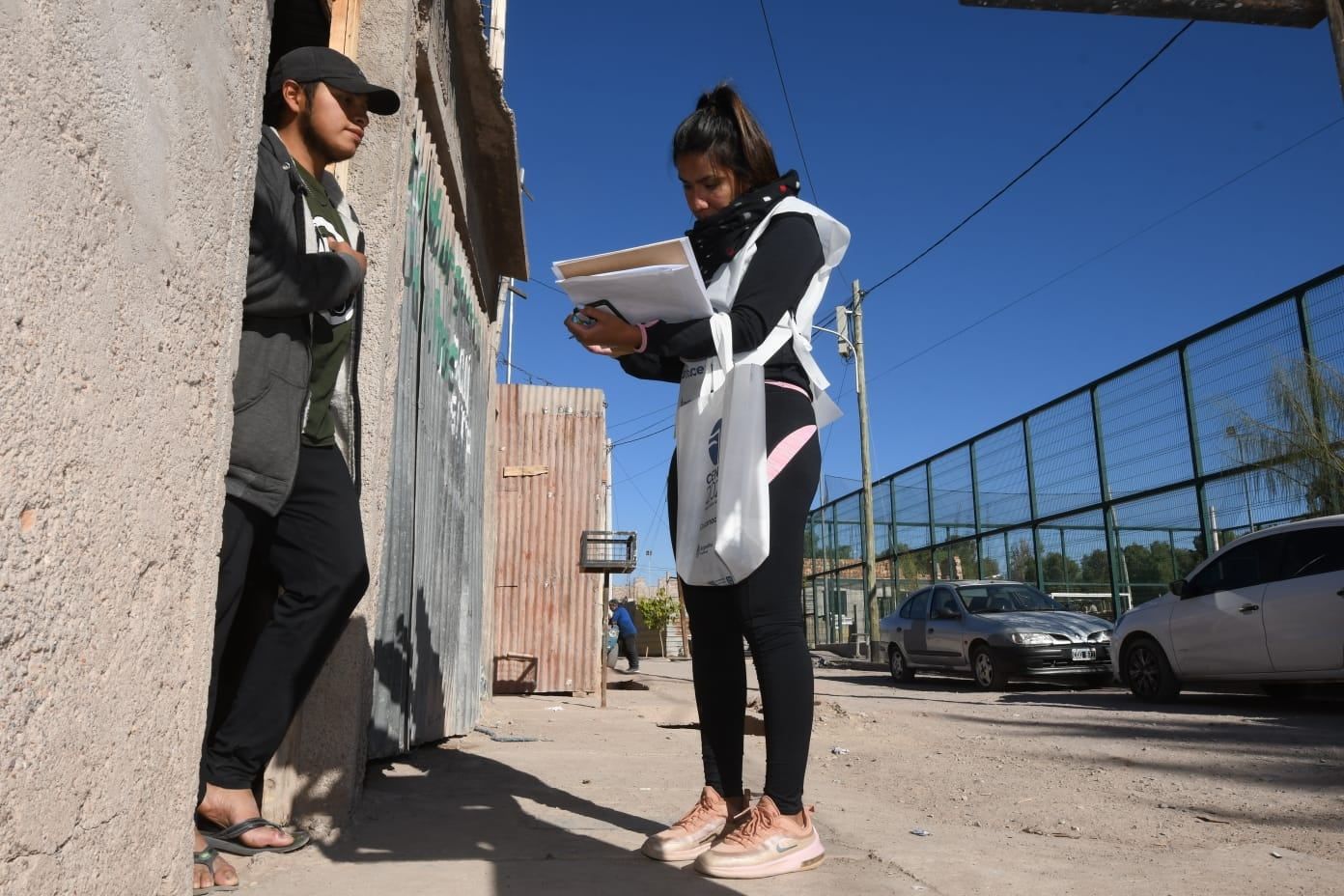 Abril realizando el censo en una vivienda del barrio Flores. Foto: José Gutiérrez / Los Andes