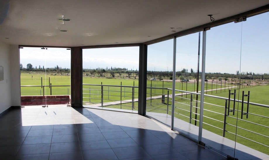 Mansur anunció que el predio de Godoy Cruz en Coquimbito contará con un miniestadio cubierto.