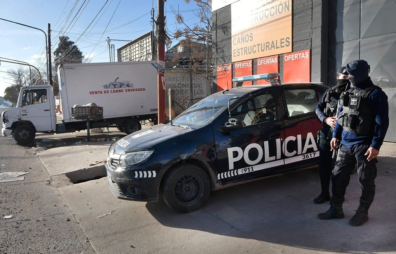 Perosnal policial cusutodia las calles en Independencia y Álvarez Condarco - Foto Orlando Pelichotti / Los Andes