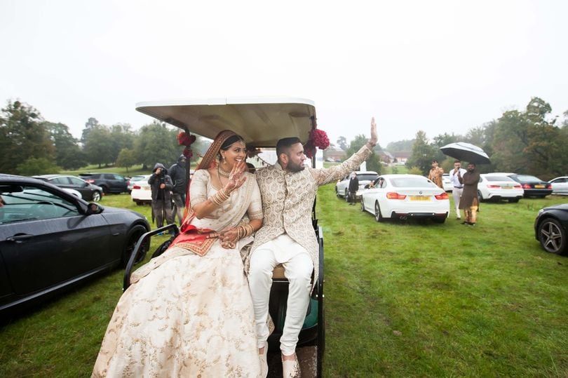 Una pareja acudió a una ingeniosa idea para poder celebrar su boda con invitados en medio de la pandemia. Fotos Mirror.