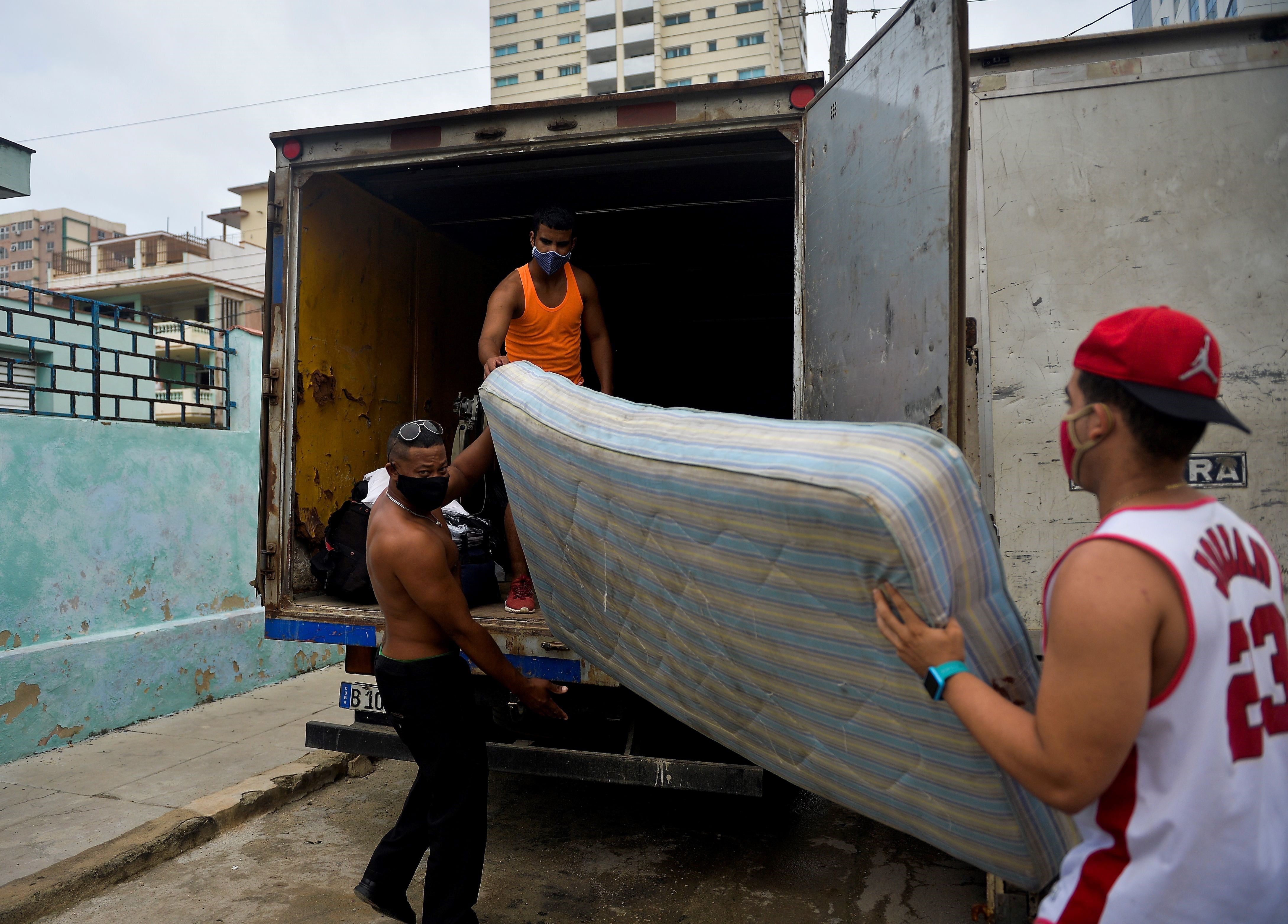 El paso de Eta por Cuba provocó innumerables inconvenientes, sobre todo en La Habana. Foto AFP.