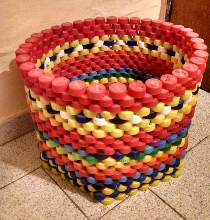 La idea creativa para reciclar tapitas de plástico, en casa