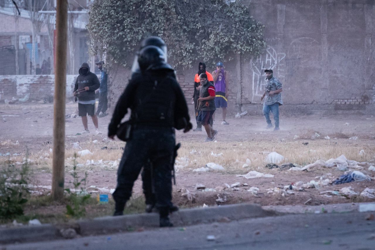 Un grupo de personas intentó saquear un supermercado Atomo de la calle Independencia y Laprida de Las Heras durante la tarde, pero la Policía logró detenerlos a tiempo. Sin embargo, se dispersaron y comenzaron a robar en negocios de la zona causando daños en vidrieras y saqueando a pequeños comercios.  Foto: Ignacio Blanco / Los Andes 