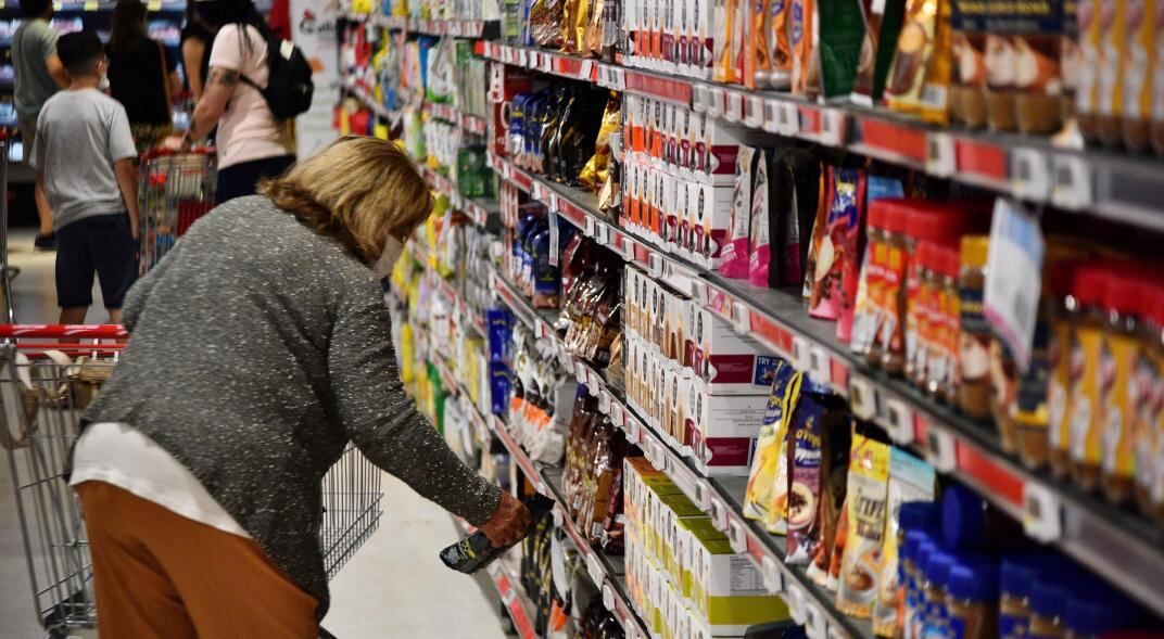 Nuevos hábitos. Tras encadenar varios ciclos de pérdida real de ingresos, los consumidores se adaptaron a un nuevo mix de compras. (Pedro Castillo/La Voz/Archivo)