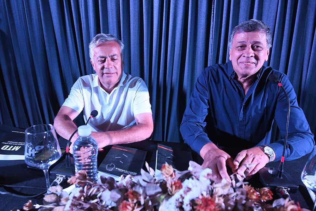 El Intendente de Las Heras Daniel Orozco (derecha )en la presentación de su libro MTD e IDEAS PARA UNA MENDOZA MEJOR, acompañado por el Senador Nacional Alfredo Cornejo
Foto: José Gutierrez / Los Andes