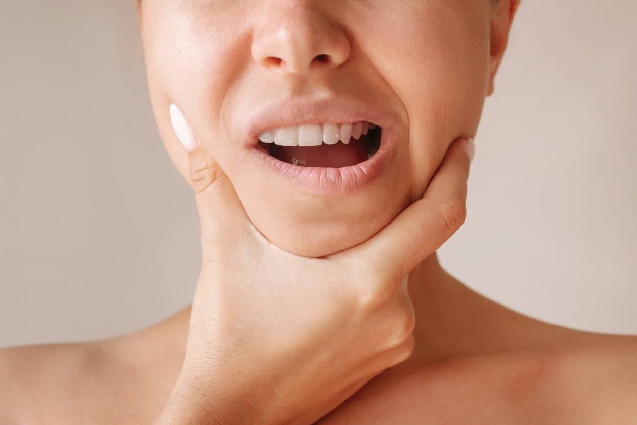 Dicen que, practicada de manera habitual, la técnica del mewing ayuda a definir la línea de la mandíbula, reducir la papada e incluso alinear los dientes. (shutterstock)