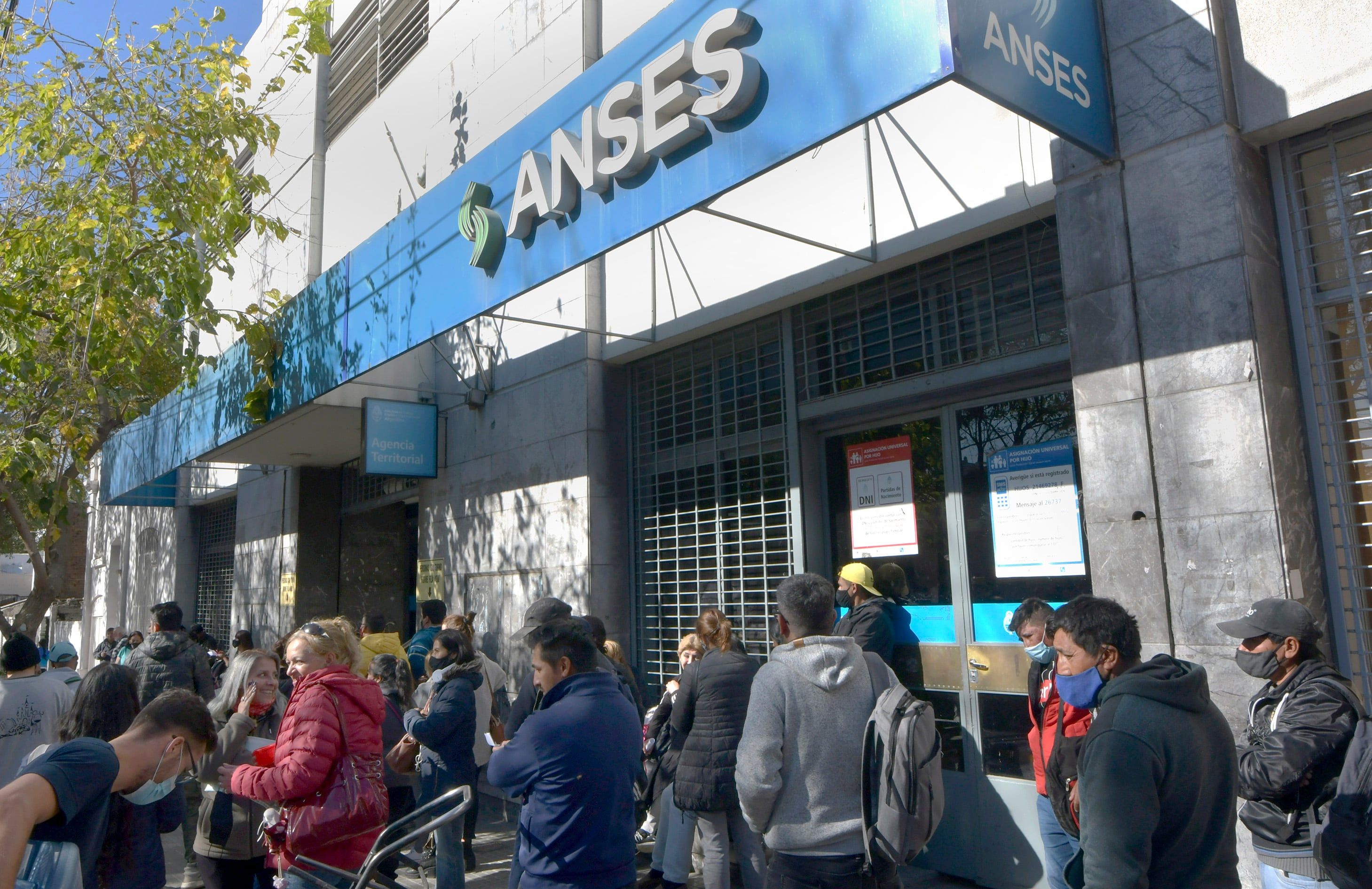 05 de Mayo Mendoza Sociedad
Filas en ANSES 
Largas filas para la inscripción al “Refuerzo de Ingresos”, un pago extraordinario de $18.000 que coordinará el organismo en dos pagos: $9.000 en mayo y $9.000 en junio, en el ANSES de Capital

Foto: Orlando Pelichotti / Los Andes