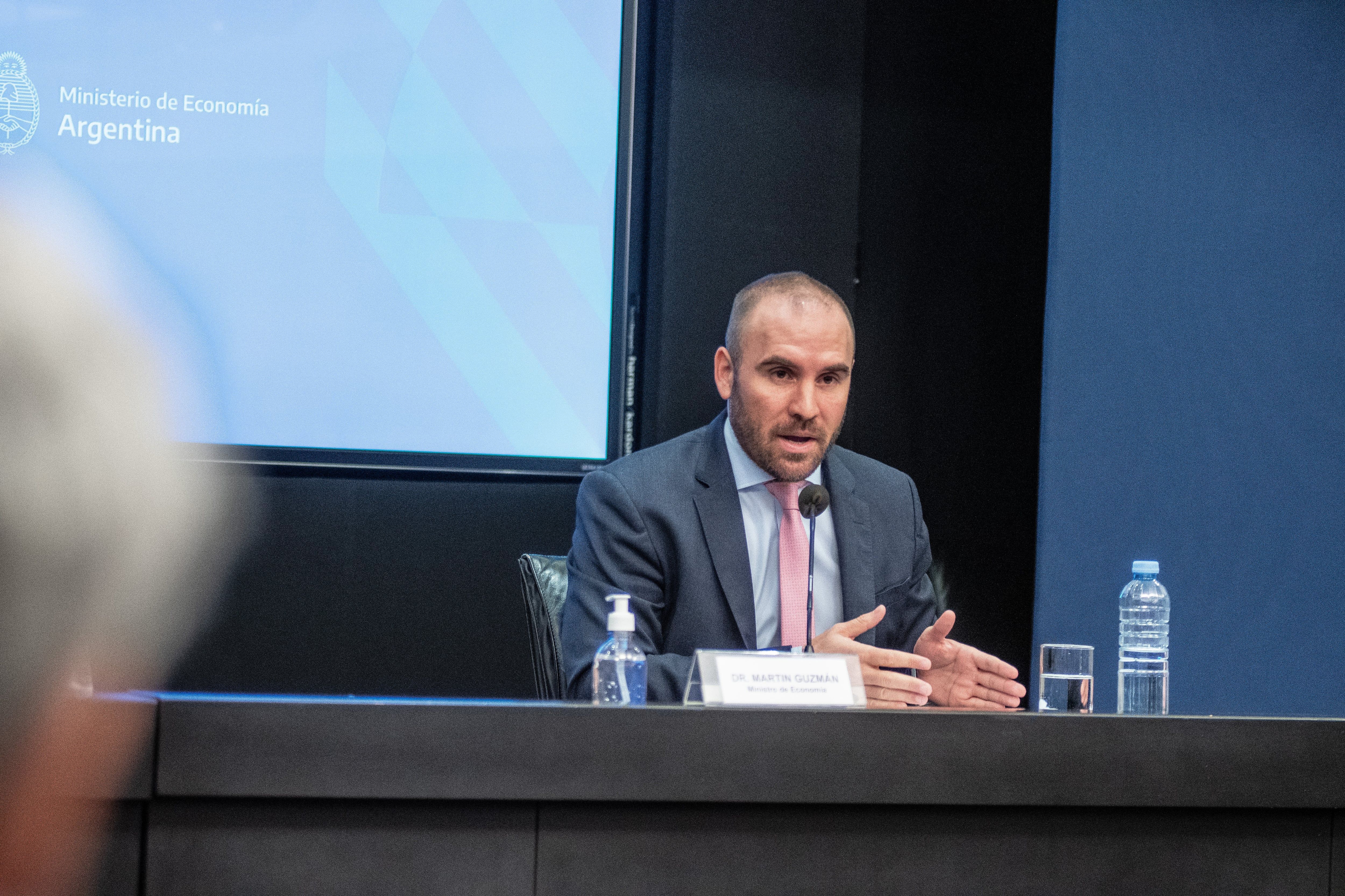 El gobierno realizó numerosas gestiones políticas, muchas de ellas a cargo también del ministro Guzmán, junto con el Presidente, ministros y legisladores.