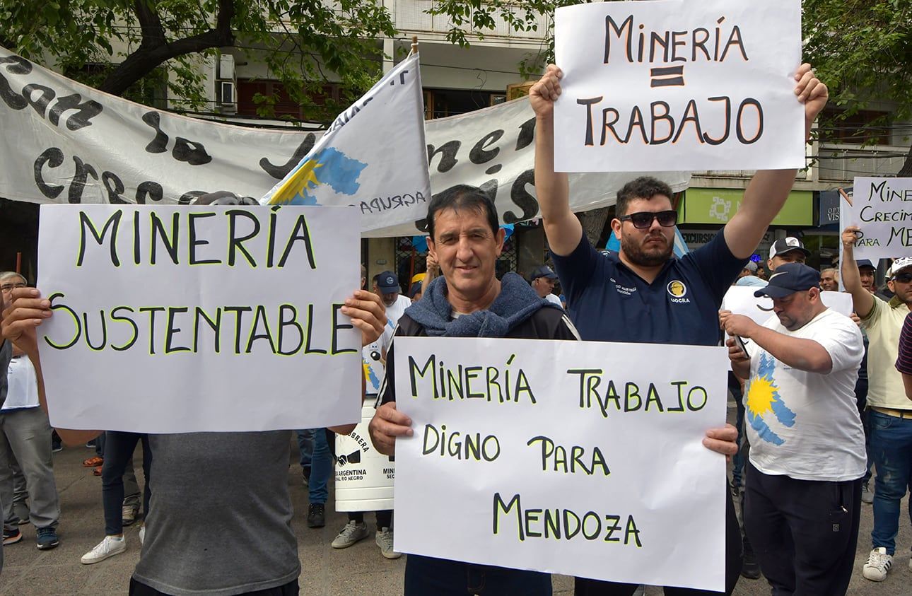 El martes, gremios y cámaras empresarias vinculadas a la minería, contra la Ley 7722,  se manisfestaron en la puerta de la Legislatura provincial, para pedir el tratamiento del proyecto presentado por el intendente de Malargüe Juan Manuel Ojeda.

Foto: Orlando Pelichotti 