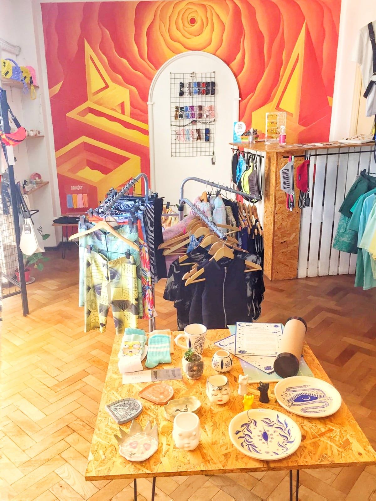 Espacio De busca integrar distintas disciplinas del visibilizar y comercializar productos de diseñadores locales y regionales, generando lazos entre los pares y fomentando la industria colectiva.