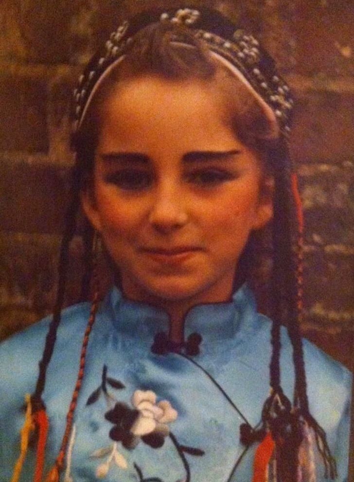 “La primera fiesta de disfraces de mi madre. Entre enfermeras y hadas, ella era... Boy George (8 años)”.