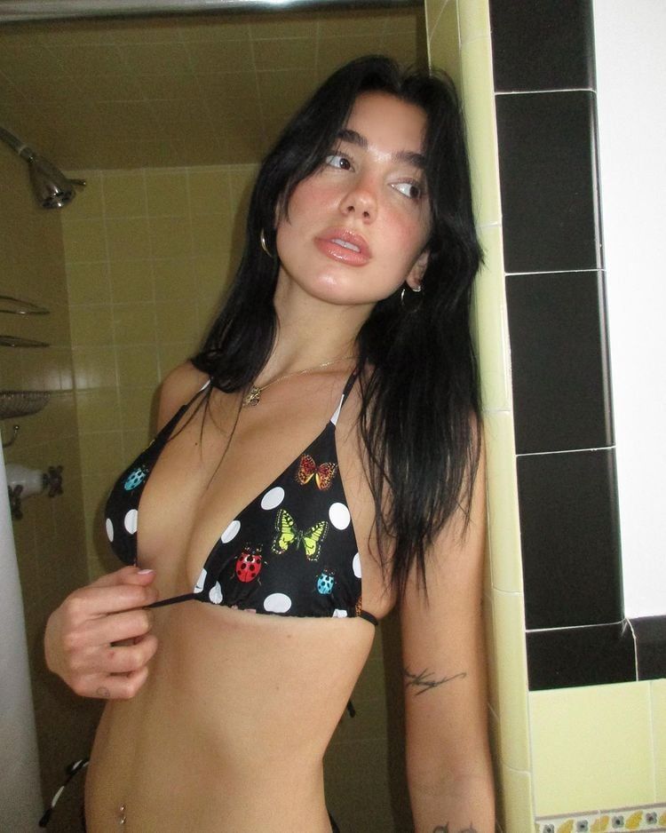 Dua Lipa posó en traje de baño