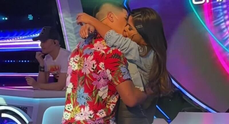 Daniela y Thiago se reencontraron y se comieron la boca en El Debate.