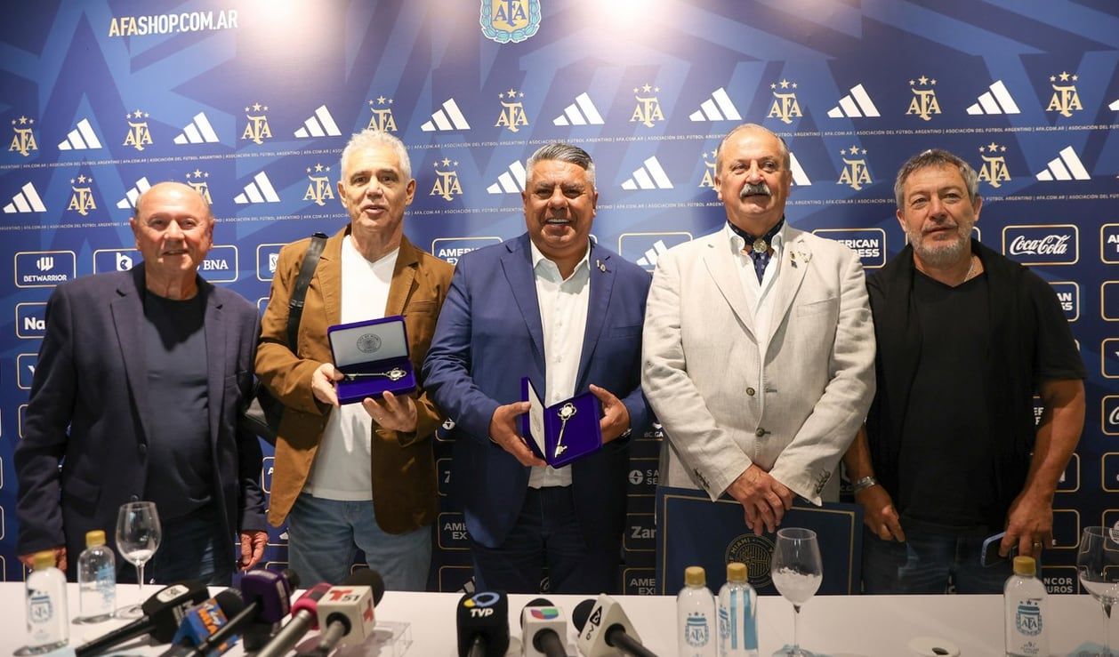 El presidente de la AFA recibió las llaves de la ciudad de Miami. En la imagen, Omar Larrosa, Alberto Tarantini, Claudio Tapia, Fernando Isla Casares (protocolo AFA) y Chino Tapia. Foto gentileza Sofia Sarni.