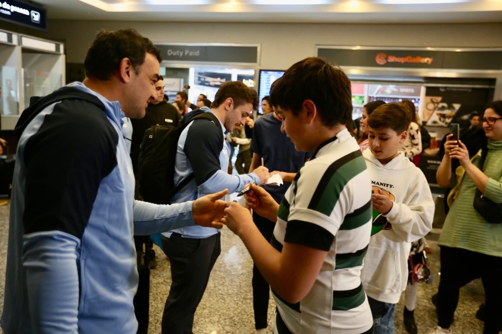 Los Pumas llegaron a Mendoza el domingo y saludaron a todos los fanáticos. / Gentileza 