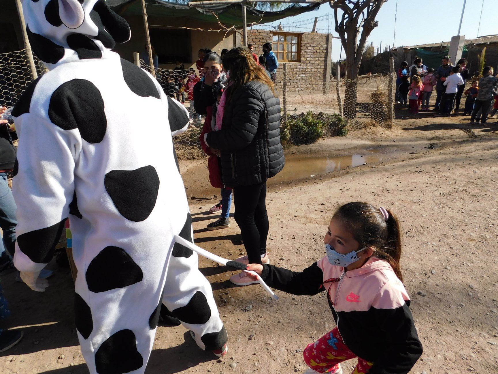 Los chicos recibieron juguetes y golosinas.