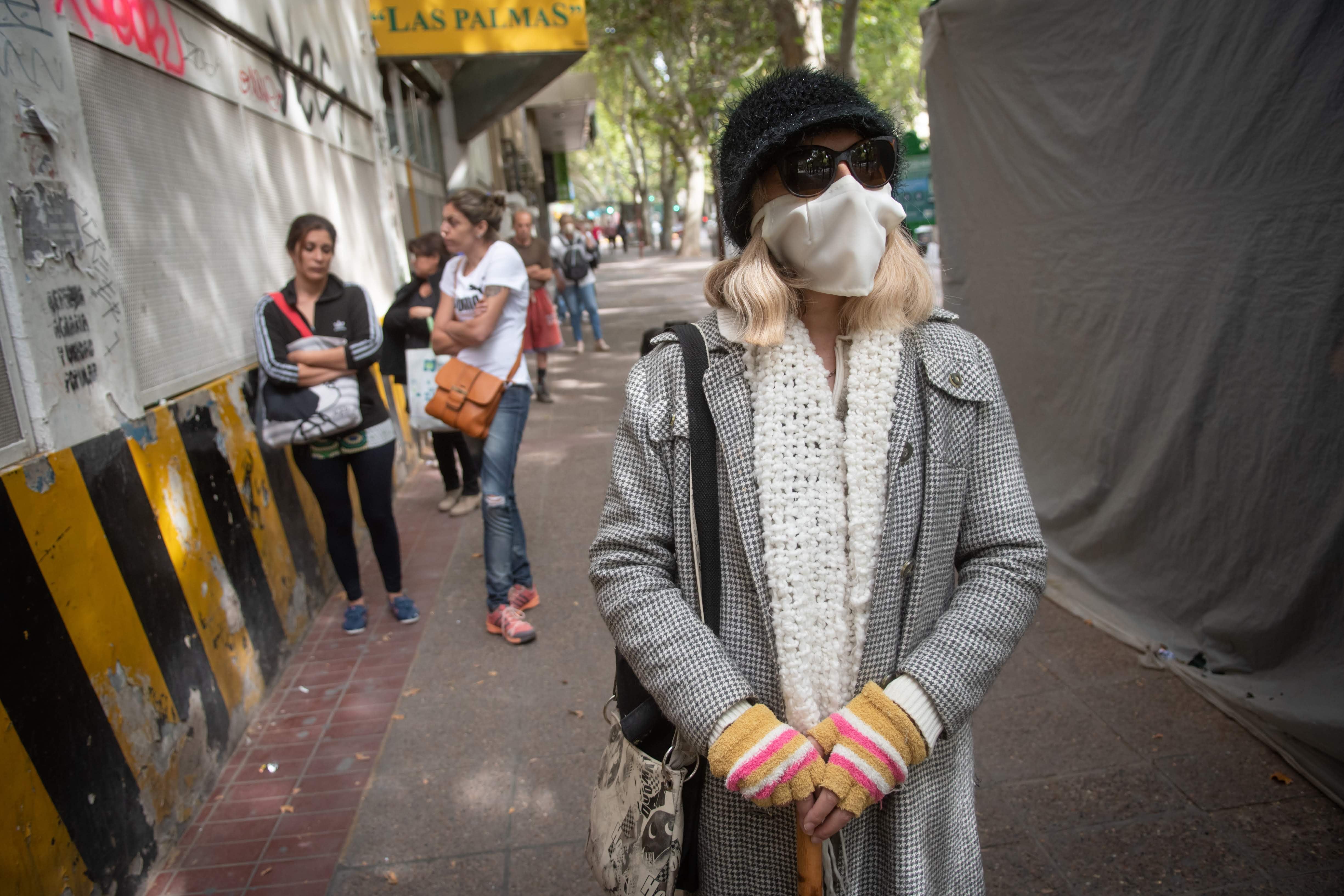 Mendoza 7 de abril de 2020 

Filas para pagar servicios en el  Rapipago de San Martin y Peatonal  

Foto: Ignacio Blanco / Los Andes