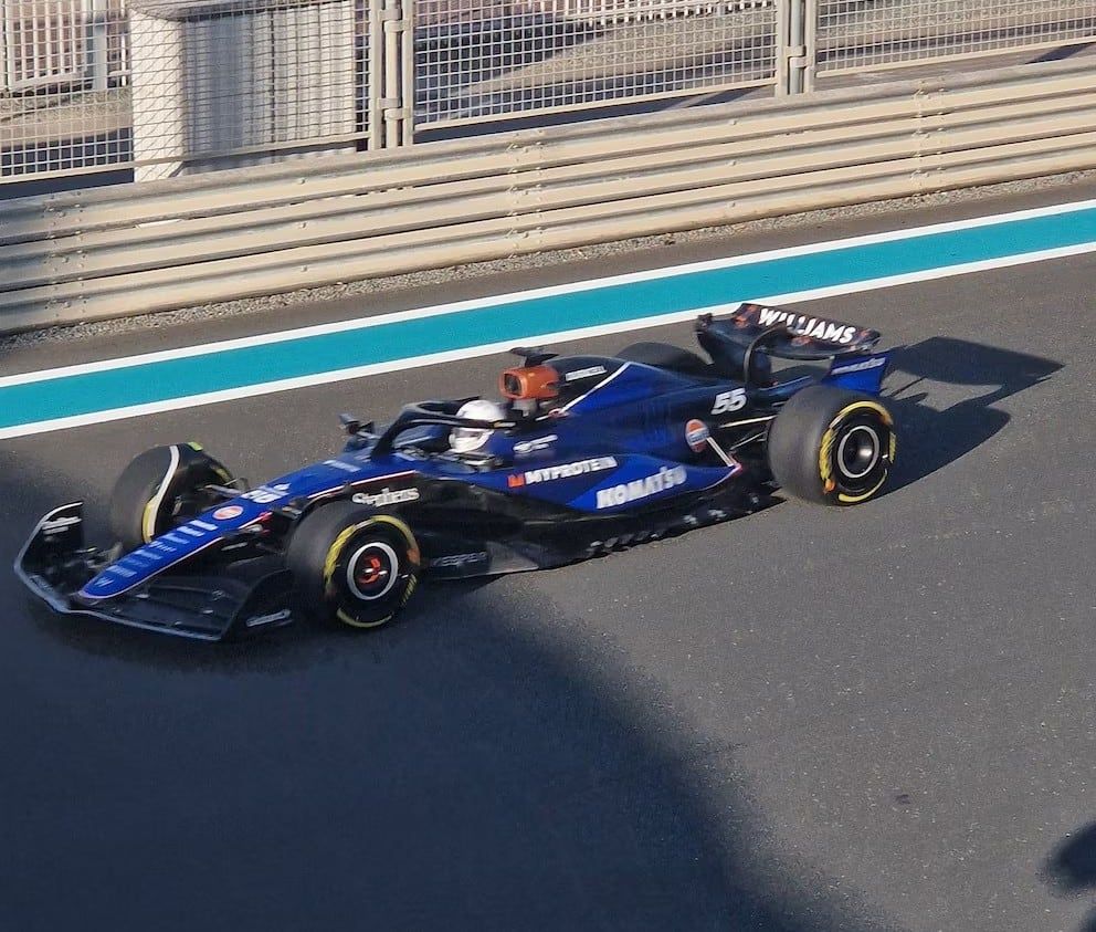 Carlos Sainz se subió al Wiliams FW46 que dejó el argentino Franco Colapinto para vivir las primeras sensaciones antes del test de postemporada del martes en Abu Dhabi. (Prensa Williams Racing)