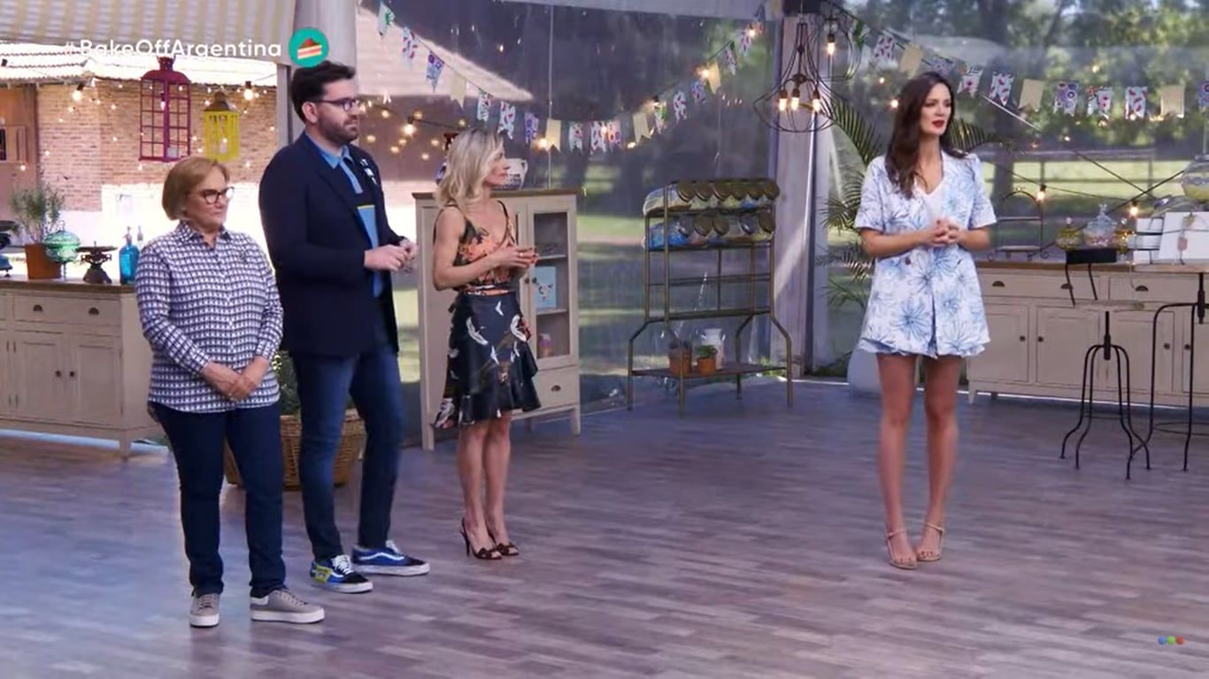 Paula Chaves junto al jurado de Bake Off