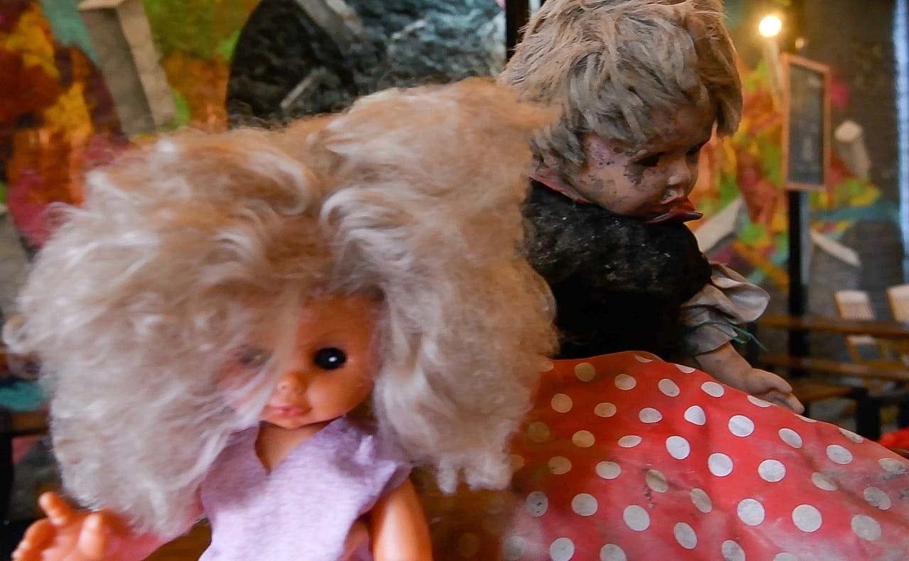 Zona Paranormal, es un grupo de personas que investiga y da a conocer eventos paranormales o misteriosos que no tienen explicación.
Muñecas que tenían algún tipo de maldición y fueron "desactivadas"
Foto: Marcelo Rolland / Los Andes