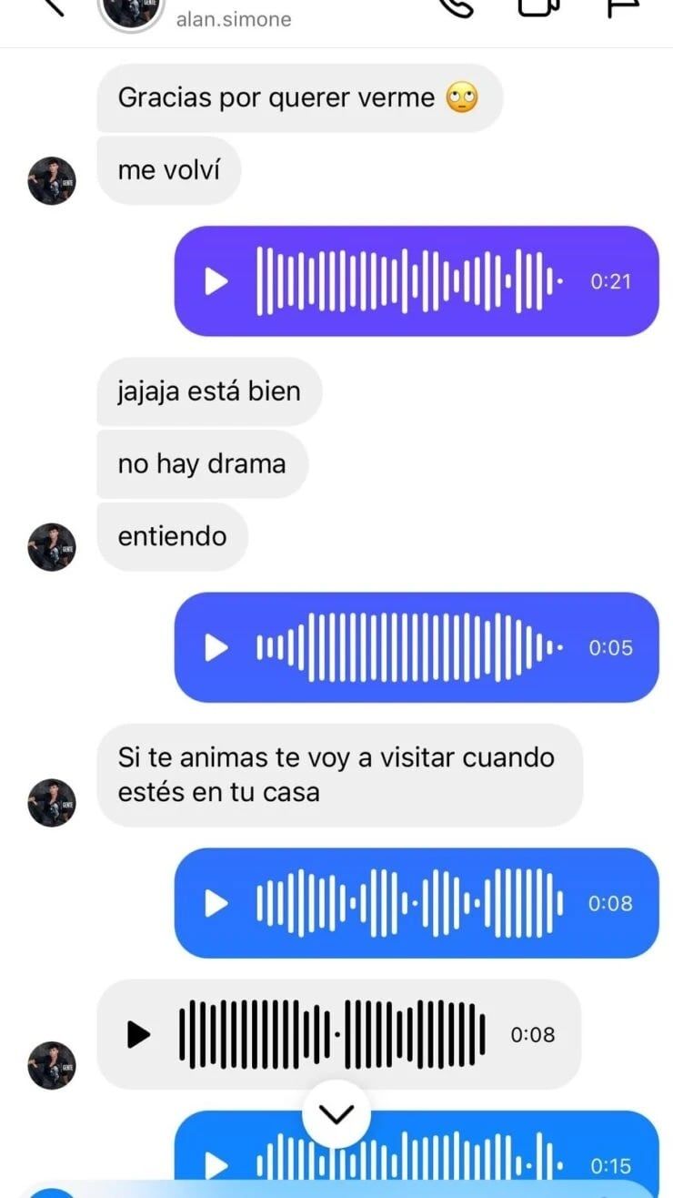 Unos chat afirman que el joven le habría sido infiel a Sabrina.