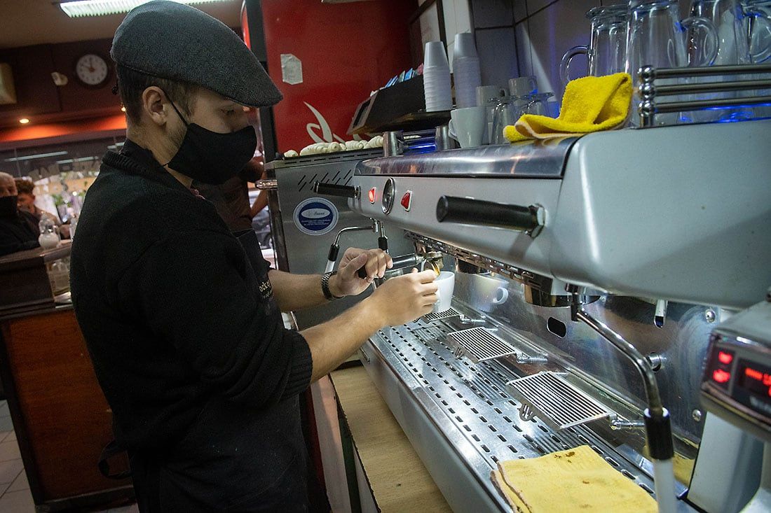 Alejandro Pérez cafetero del reconocidos Café Jockey Club.
