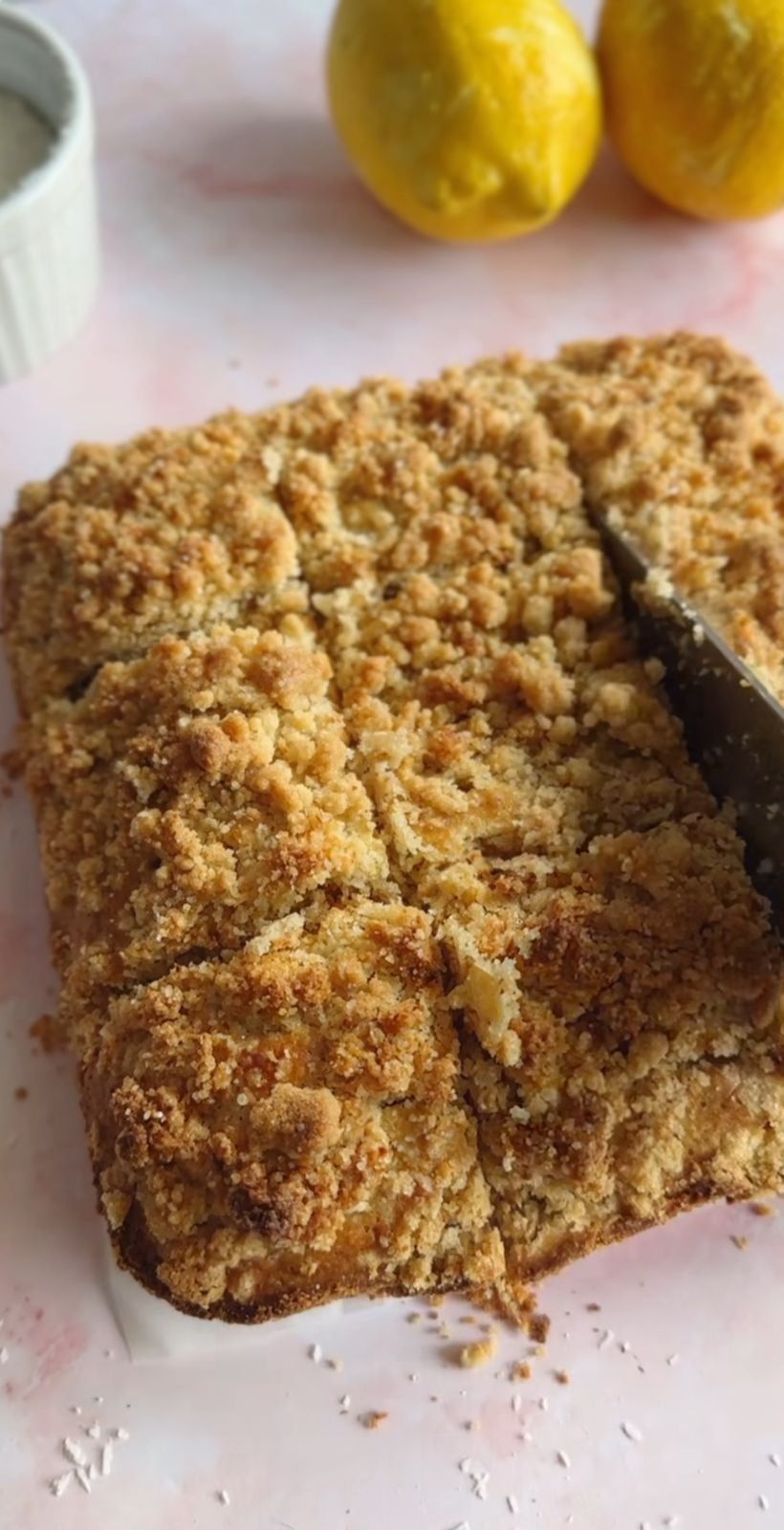 Cuadraditos de limón y coco con crumble. Captura del video.