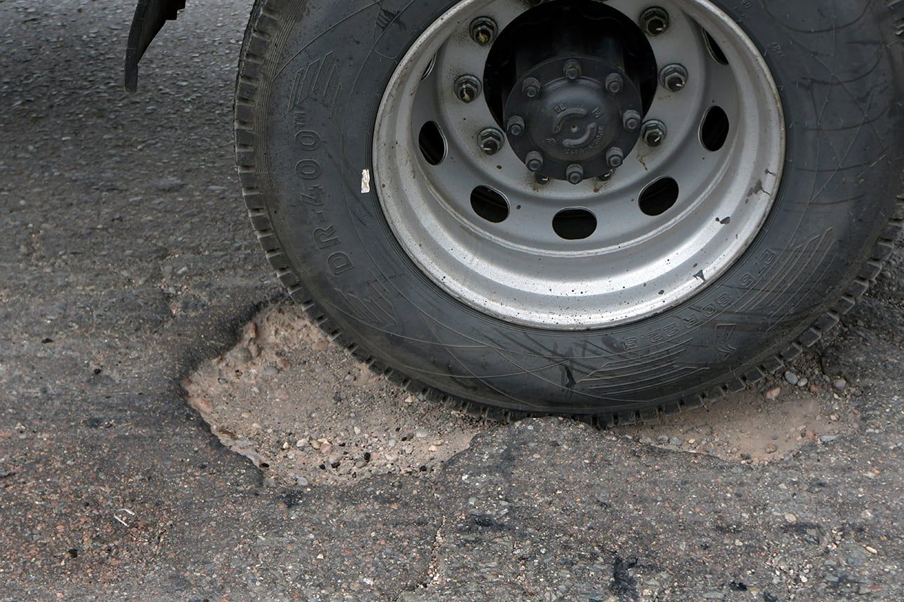  Nuevamente produjo accidentes automovilísticos los baches y pozos que se originaron por las lluvias y alto tránsito la Ruta Internacional 7, pasando el Nudo de Ruta 40, en Luján de Cuyo Trabajadores de Vialidad Nacional reparan y bachean  foto: Orlando Pelichotti / Los Andes 