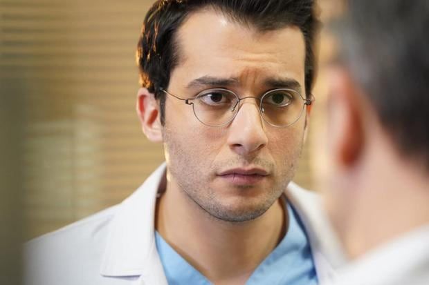 Firat Altunmeşe interpretando a Demir en la exitosa serie.