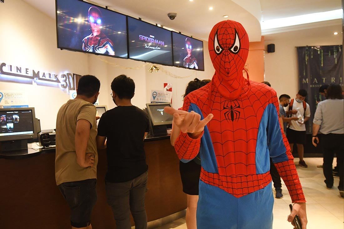 Los fans en el cine Cinemark Mendoza para ver la película Spider- Man , sin camino a casa.
