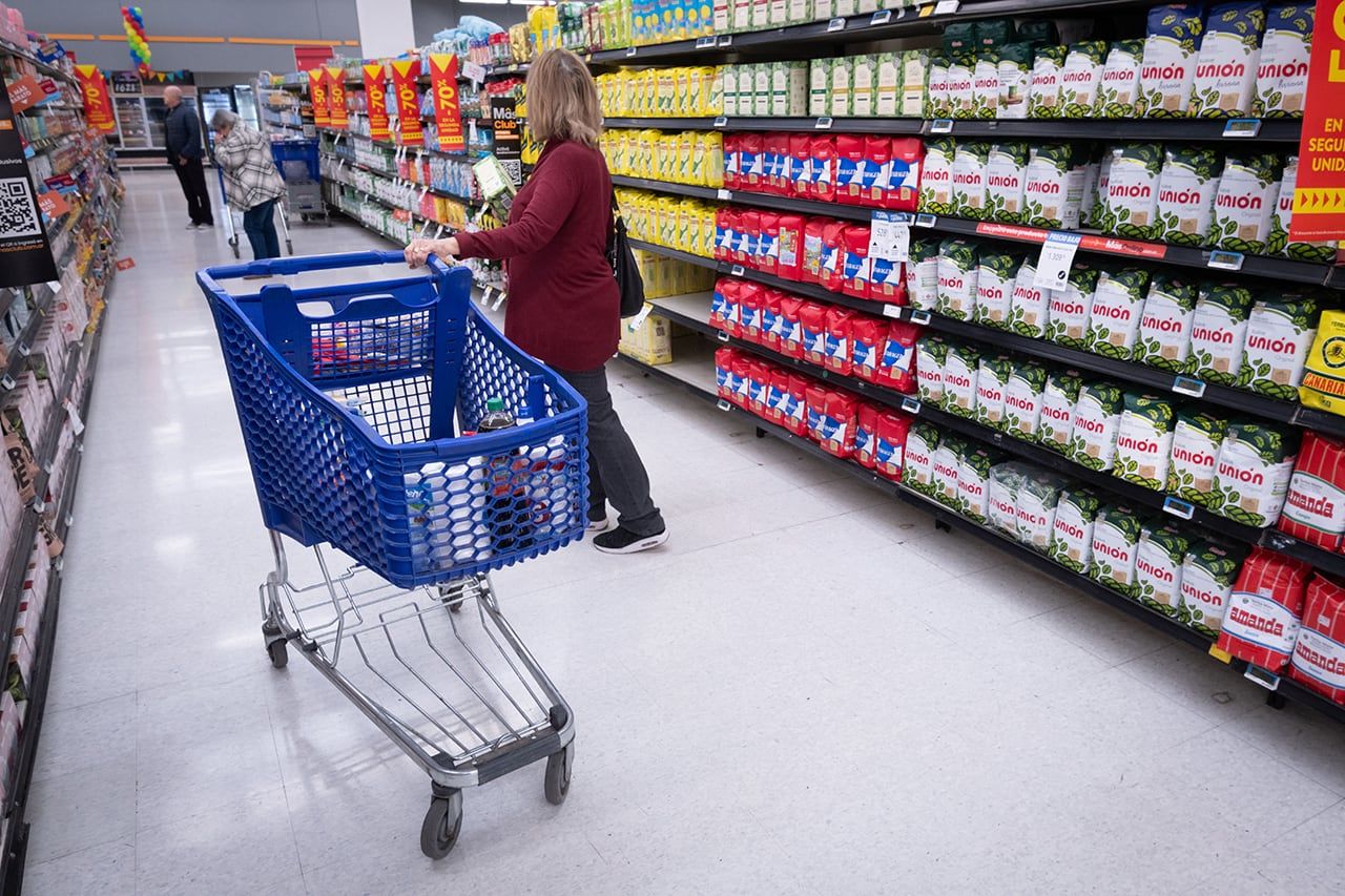 Según el Relevamiento de Expectativas de Mercado (REM) del Banco Central, la inflación anual alcanzaría el 10%, consolidando una tendencia descendente tras años de inestabilidad económica. Foto: Los Andes