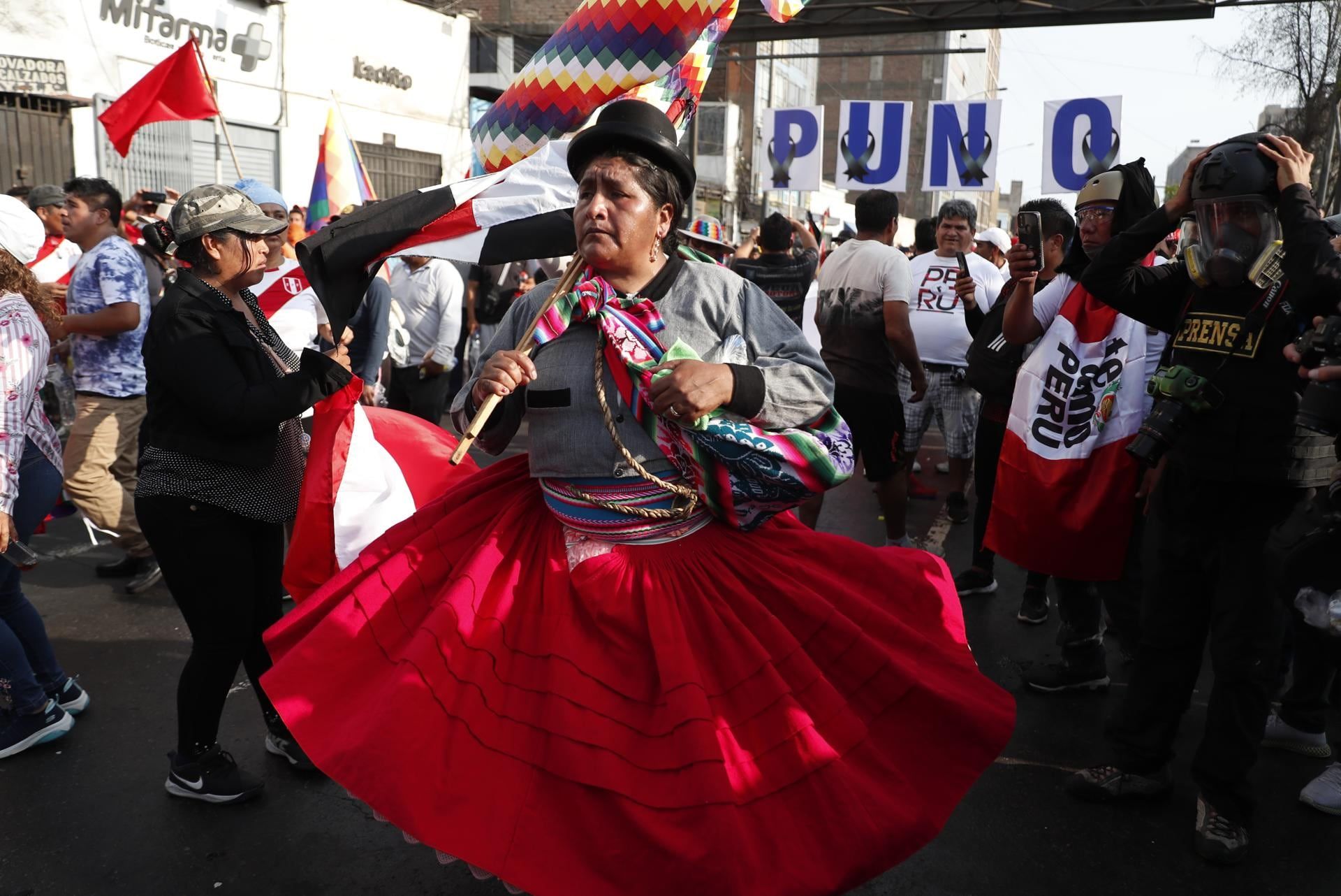 Manifestantes participan en la marcha llamada la "toma de Lima" hoy, en Lima (Perú). La gran marcha nacional denominada "la toma de Lima" ha activado una serie de acciones de protesta en distintos puntos del país, en donde los manifestantes exigen la renuncia de la presidenta Dina Boluarte y el cierre del Congreso, así como la convocatoria a elecciones generales para este año y a una asamblea constituyente. Foto: EFE/ Paolo Aguilar